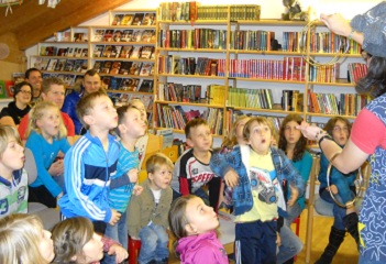 Zaubershow in der Bücherei Strass im Zillertal mit Margit Kröll