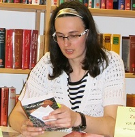 Margit Kröll liest aus dem Buch "Zufallsopfer" in der Bücherei Strass im Zillertal