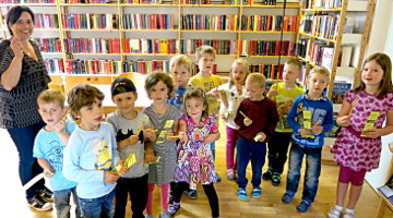 Besuch vom Kindergarten in der Bücherei Strass im Zillertal