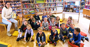 Besuch der Kindergartenkinder in der Öffentlichen Bücherei Strass im Zillertal