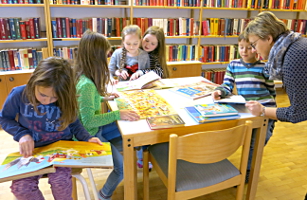 Besuch der Volksschüler in der Bücherei Strass im Zillertal