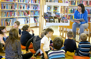 Besuch der Volksschüler in der Bücherei Strass im Zillertal