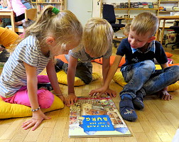 Besuch der Kindergartenkinder in der Öffentlichen Bücherei Strass im Zillertal