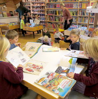 Besuch der Kindergartenkinder in der Bücherei Strass im Zillertal