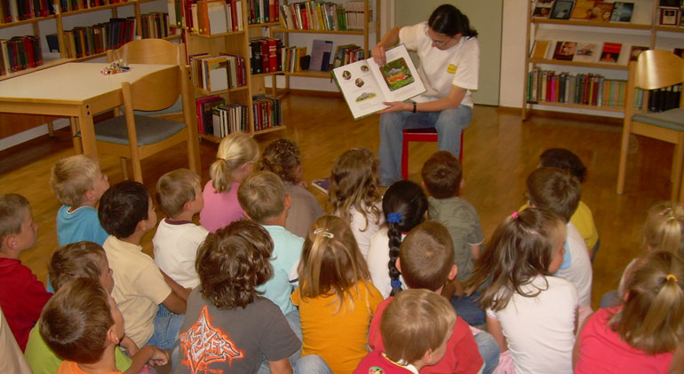 Bücherei Strass i.Z. - Beesuch der Kindergartenkinder