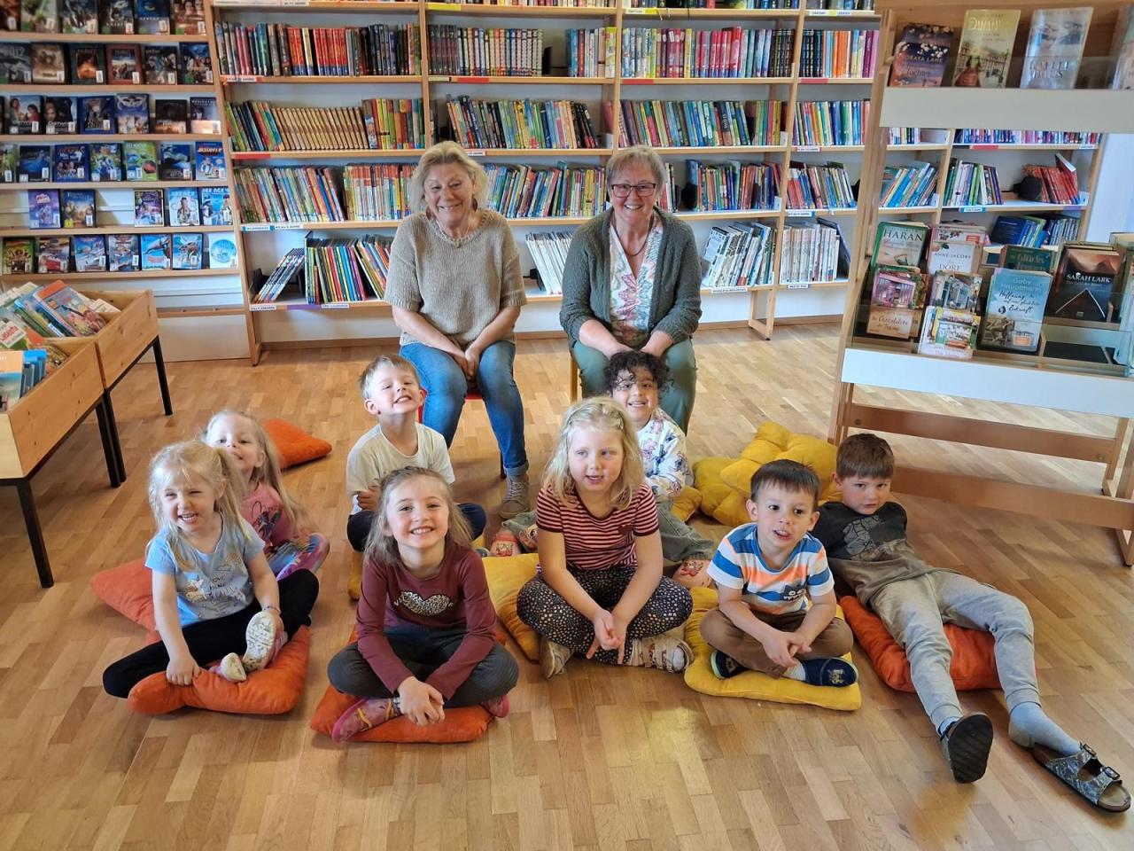 Kleinen Kindergartenkinder mit Helga und Agnes