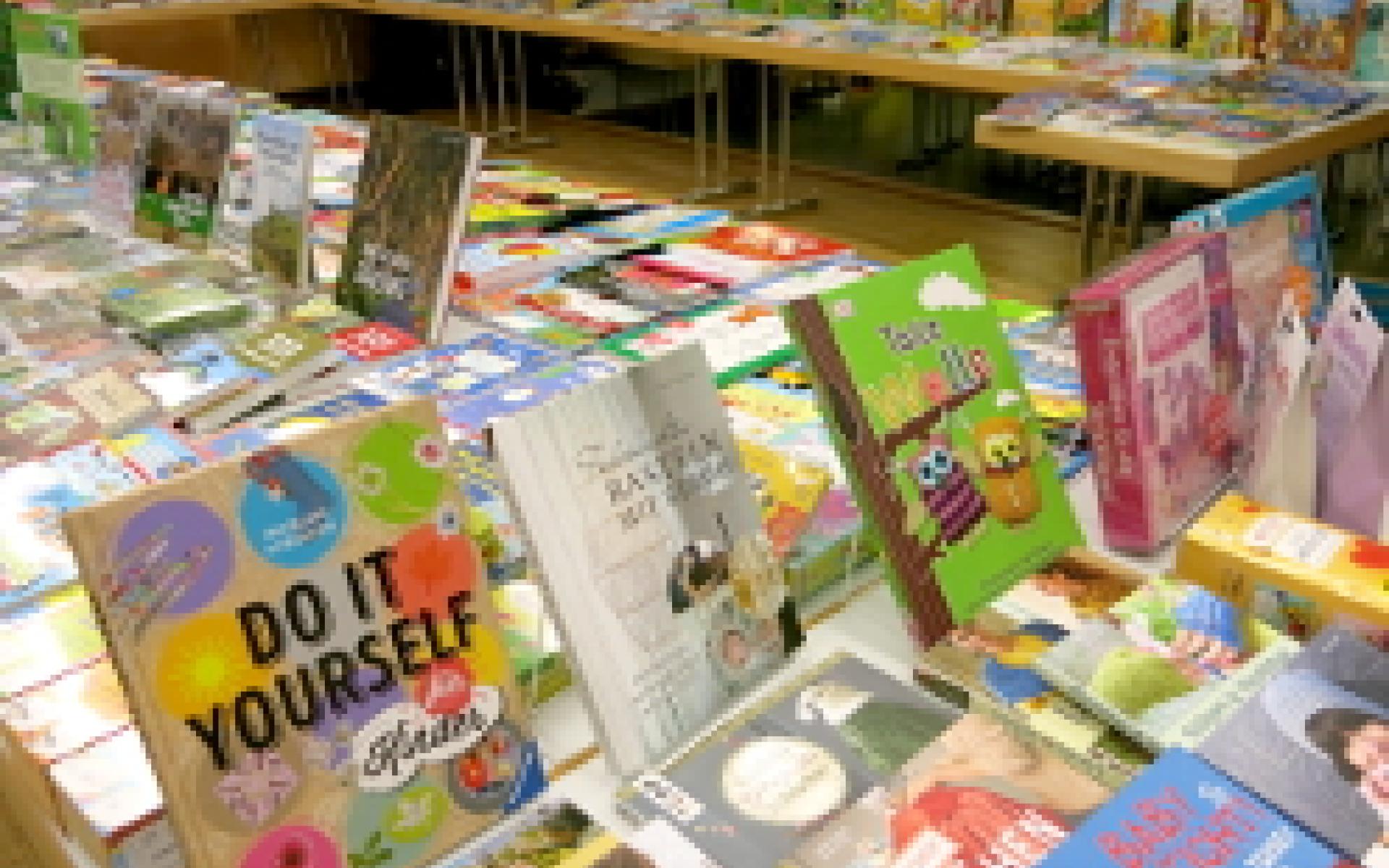 Büchermarkt in der Festhalle Strass