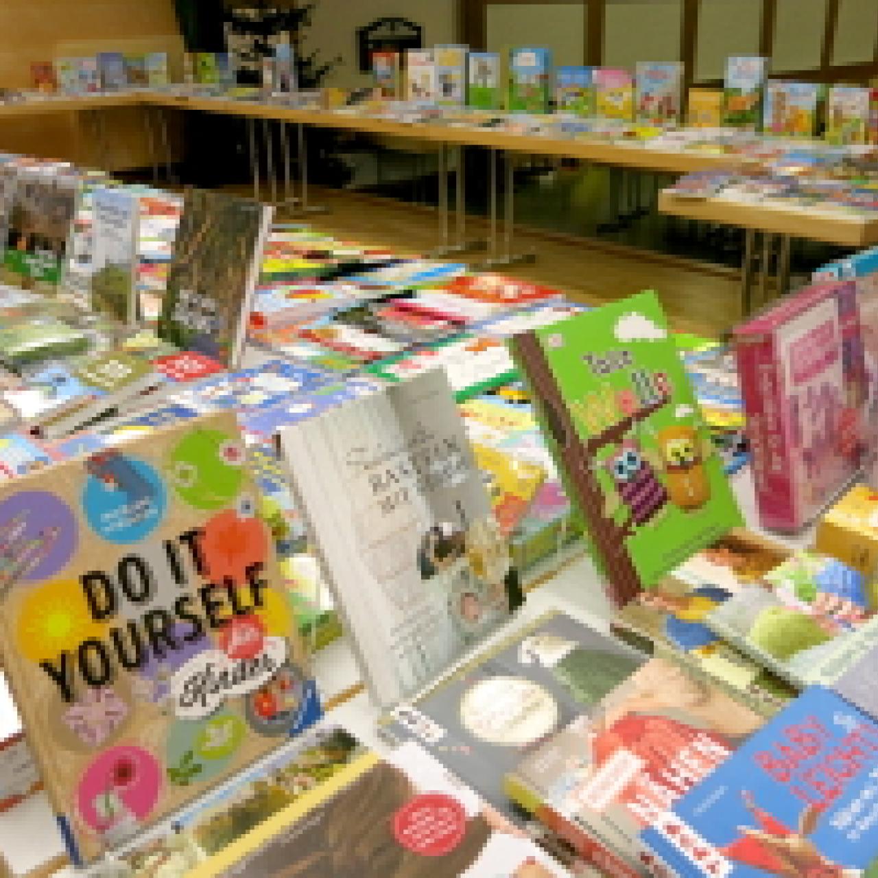 Büchermarkt in der Festhalle Strass