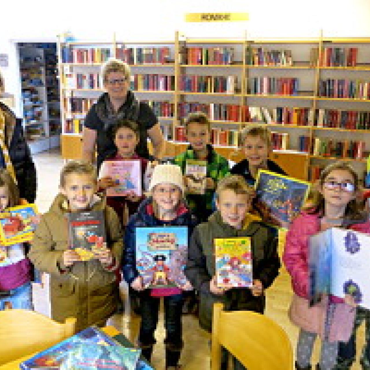 Volksschulkinder leihen sich Bücher aus
